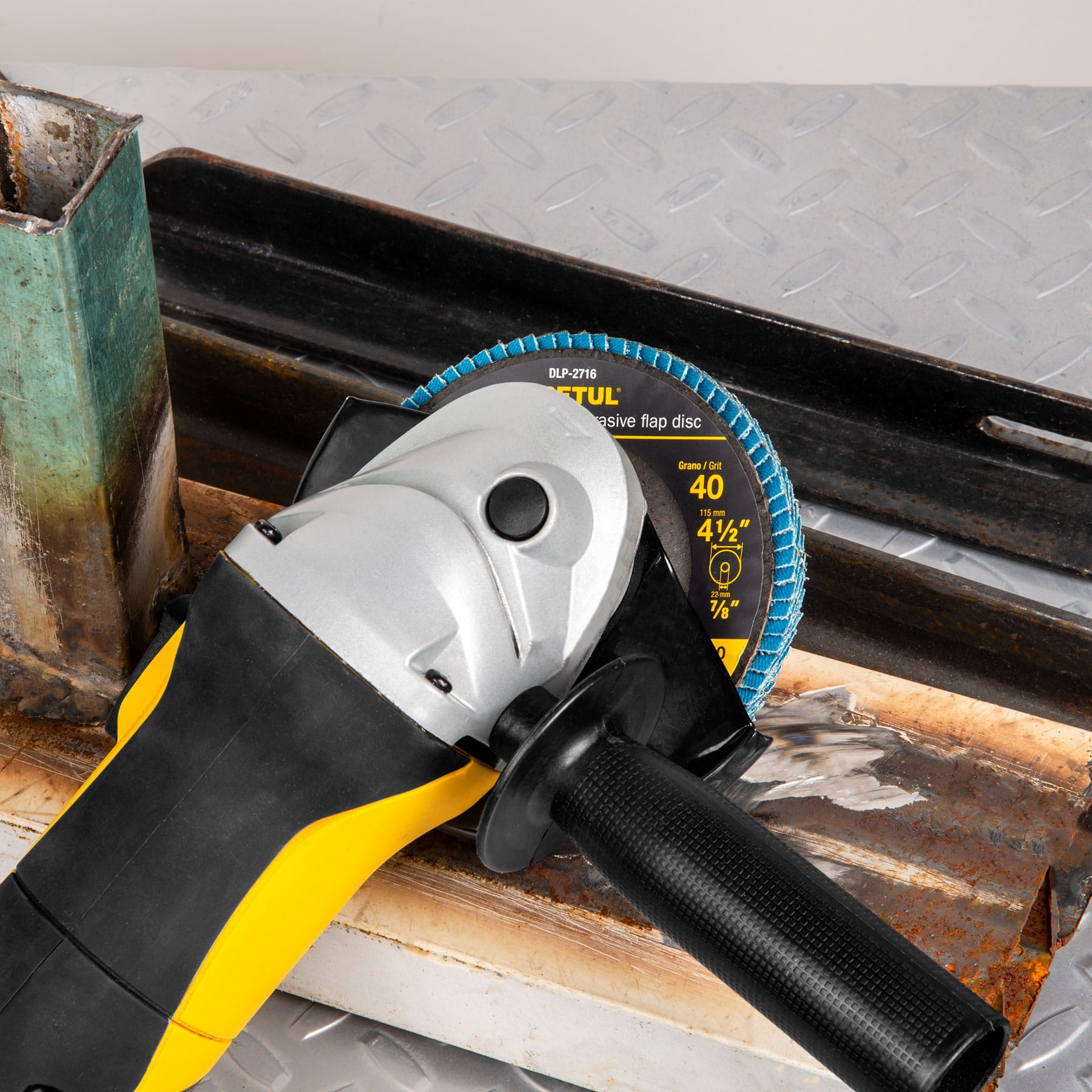 Disco laminado 4-1/2", grano 40 centro 7/8", fibra, PRETUL