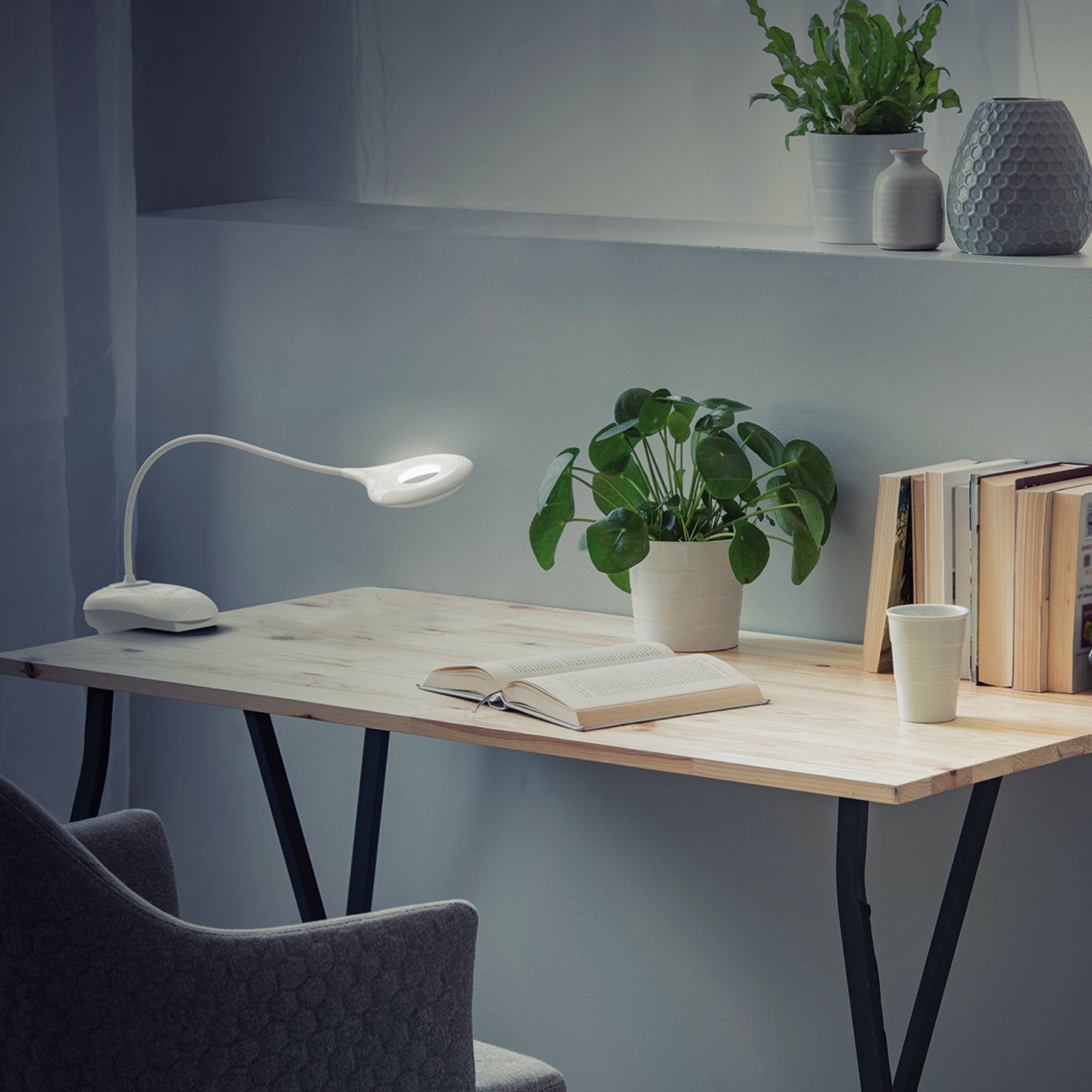 Lámpara escritorio LED 4 W recargable c/clip, 3 intensidades