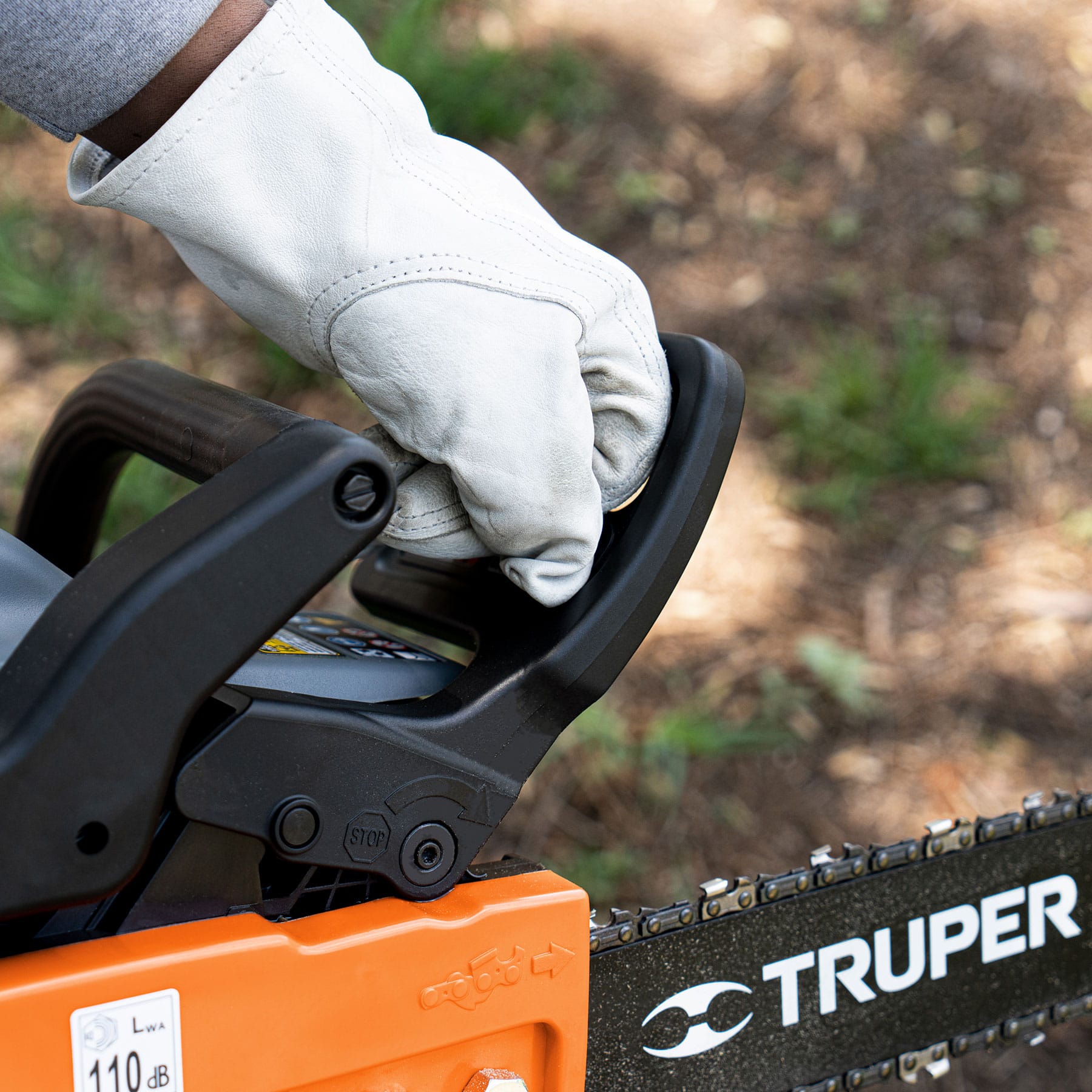 Motosierra 33 cc a gasolina con barra de 14", TRUPER