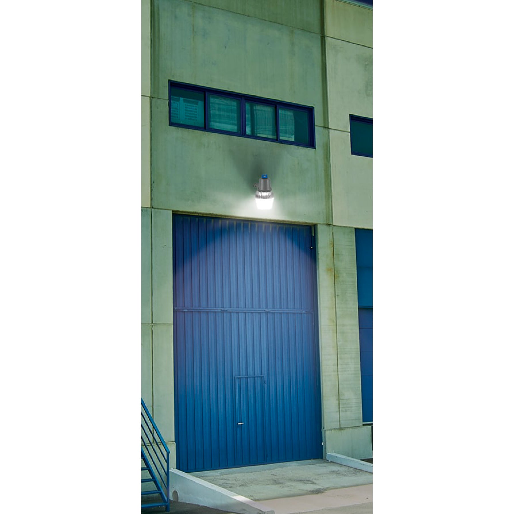 Luminario suburbano con foco LED 30W 6500K y sensor de luz
